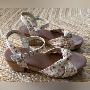 Universal Thread Floral Tan Sandals